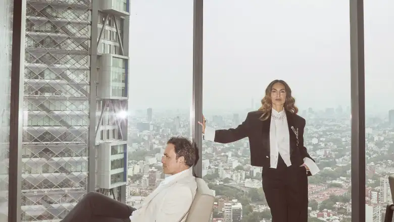 Bárbara Mori y Fernando Rovzar posan en la Ciudad de México. 