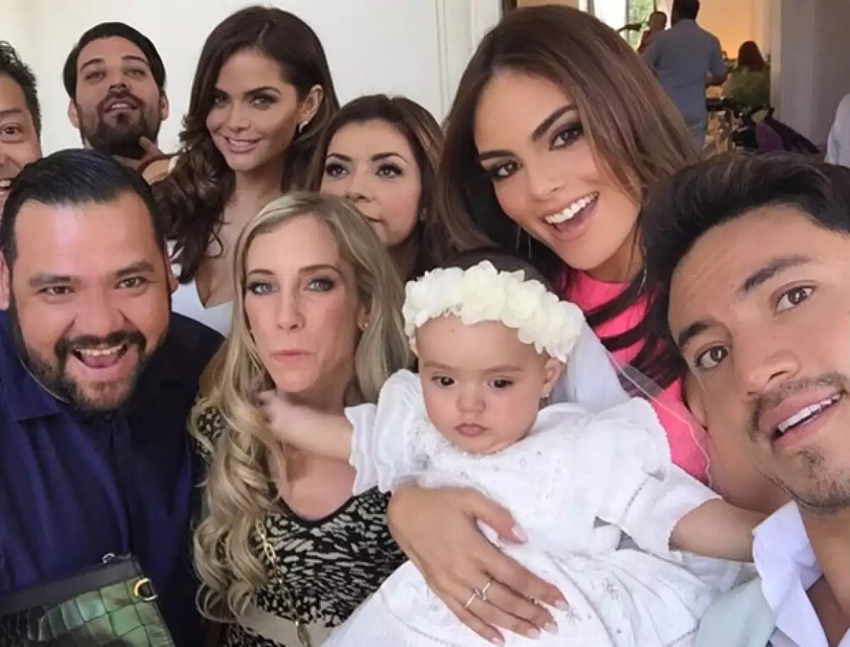 Los invitados por parte de Marisol posaron con su hija para una foto del recuerdo.