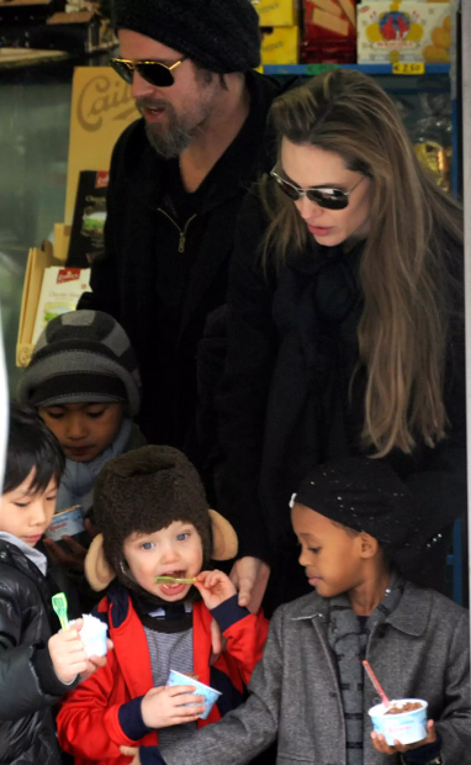 La familia Jolie-Pitt está conformada por seis pequeños, tres biológicos:  Shiloh  y los mellizos Knox y Vivienne; y tres adoptivos: Maddox, Pax y Zahara.