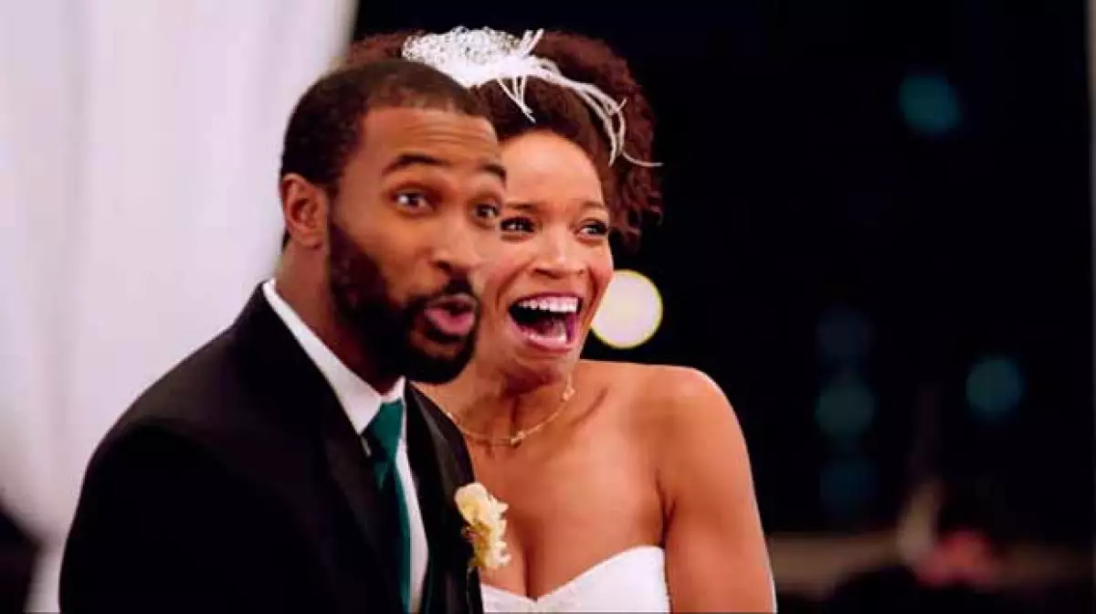 En el más reciente clip de la banda, se decidió capturar los momentos en los que al estilo The Wedding Crashers, emocionan a los novios con un concierto sorpresa pero, ¿su asombro será real?