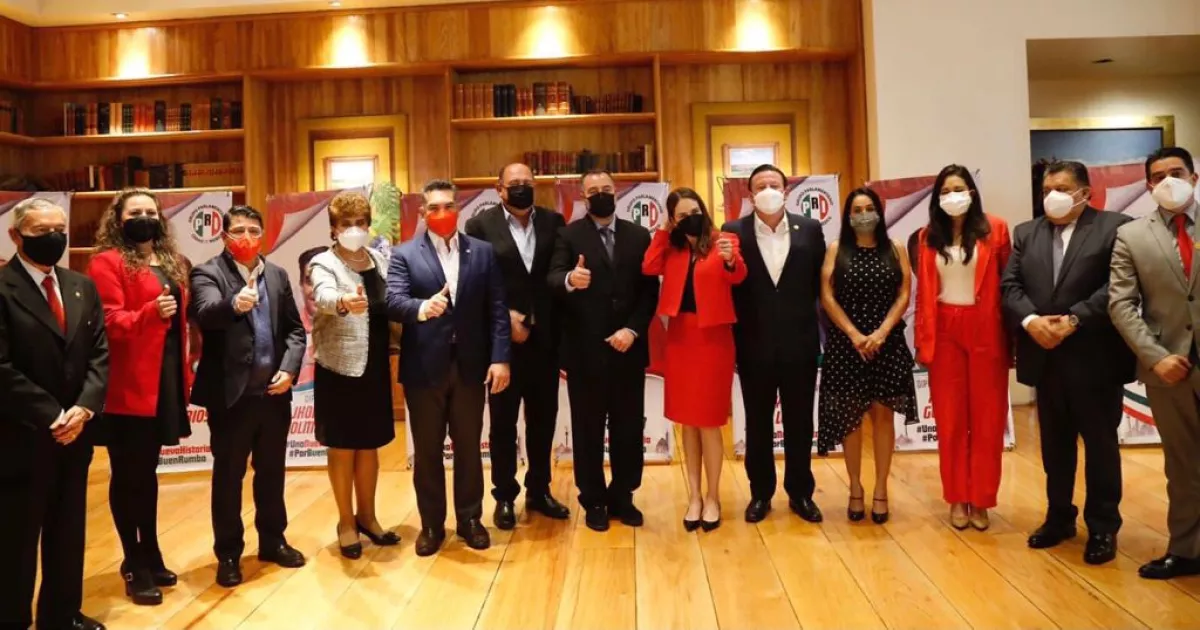 Algunos de los participantes del primer encuentro de legisladores electos del PRI en CDMX posan durante el evento. 