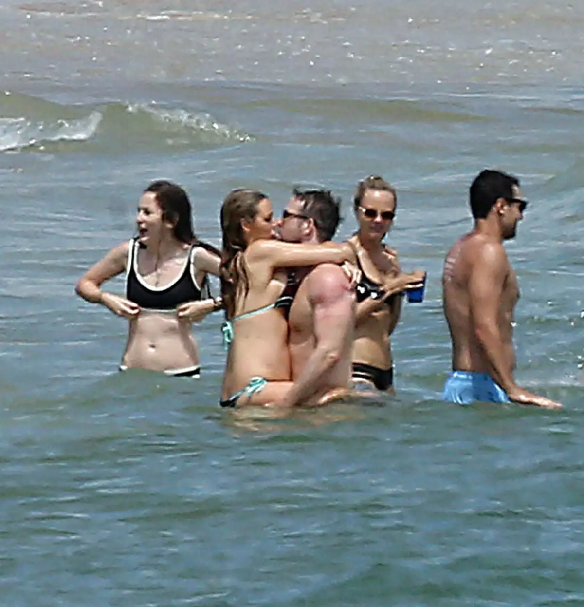 La actriz presumió su baby bump en una día en la playa junto a su esposo Ryan Reynolds y varios amigos famosos, entre ellos, Taylor Swift, Gigi Hadid, Karlie Kloss y Cara Delevigne.