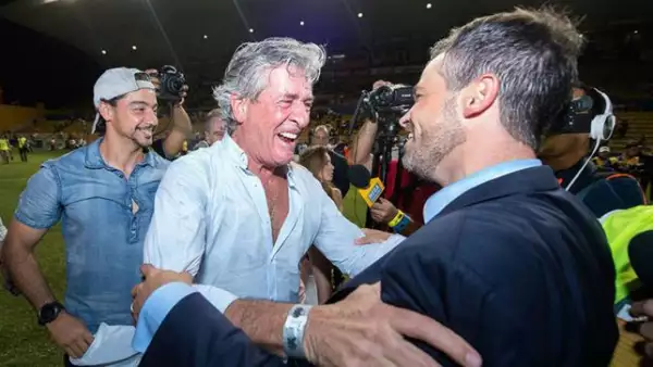 Rafael Puente abraza a su hijo Rafa Puente Jr.