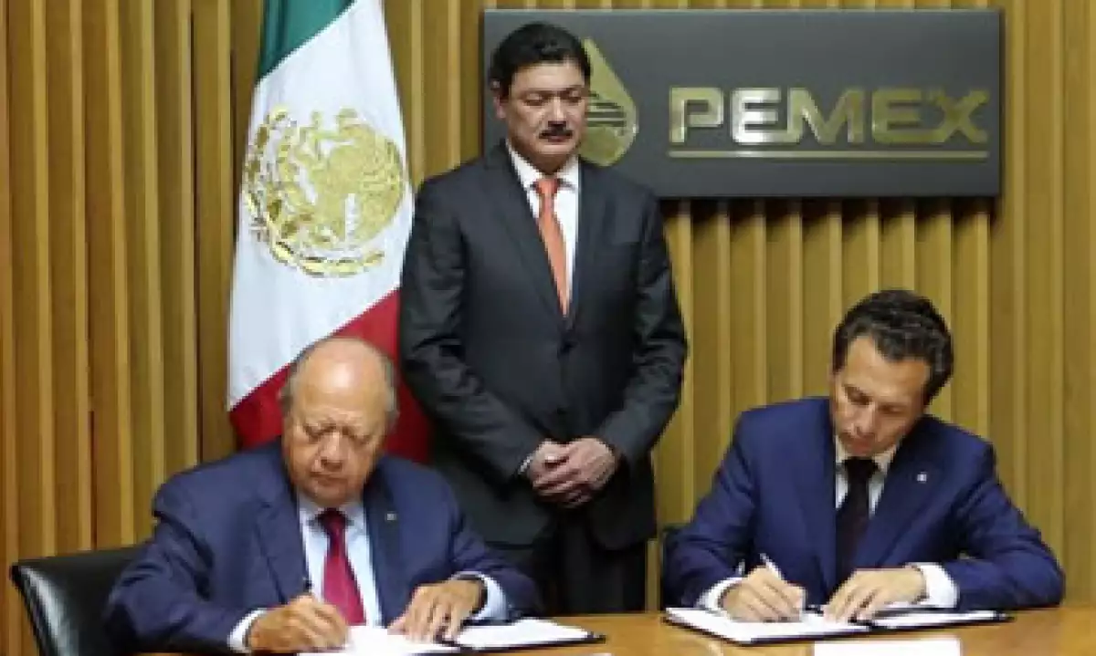 El líder sindical Carlos Romero (izq) y el director de Pemex, Emilio Lozoya (Foto: Pemex/Cortesía)