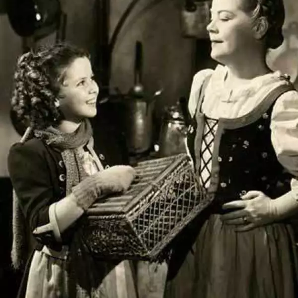 Me gustaría que vieran las mismas cosas que yo en mi infancia. Me gustaría que vieran Blue Bird de Shirley Temple. Me marcó. Tengo toda la colección de Shirley Temple y ésa era mi favorita.