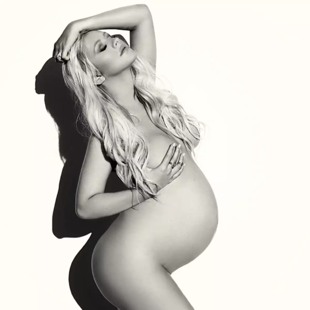 La cantante de 33 años posó al natural para la revista `V´ y compartió una de las imágenes de su sesión de fotos en su Instagram.