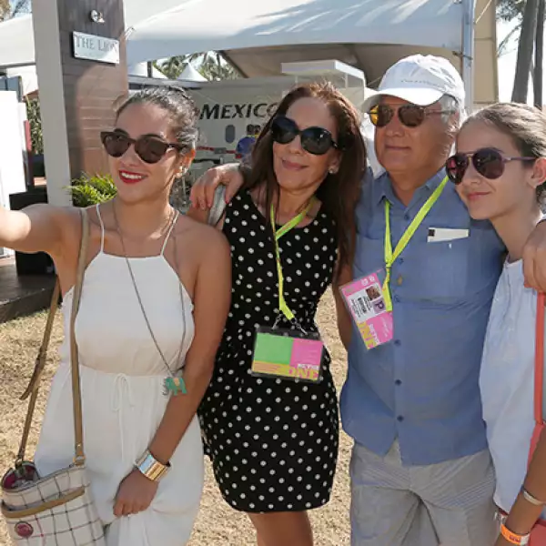 Alessia, Vitoria, Sophia y José Luis Pizarro