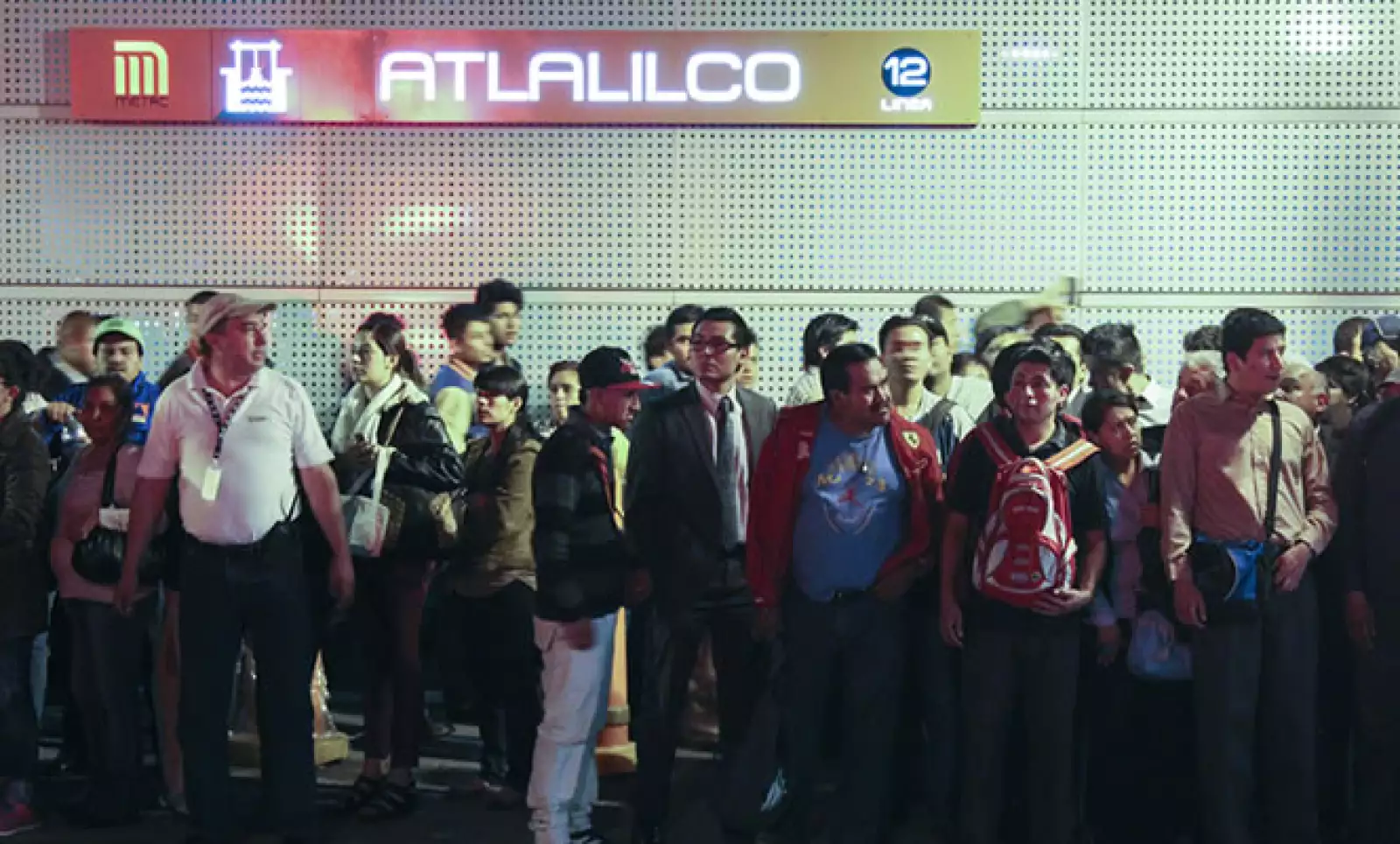 Los pasajeros se acumulaban en la estación Atlalilco para lograr subir a los trenes que solo viajan por seis estaciones de la Línea 12.