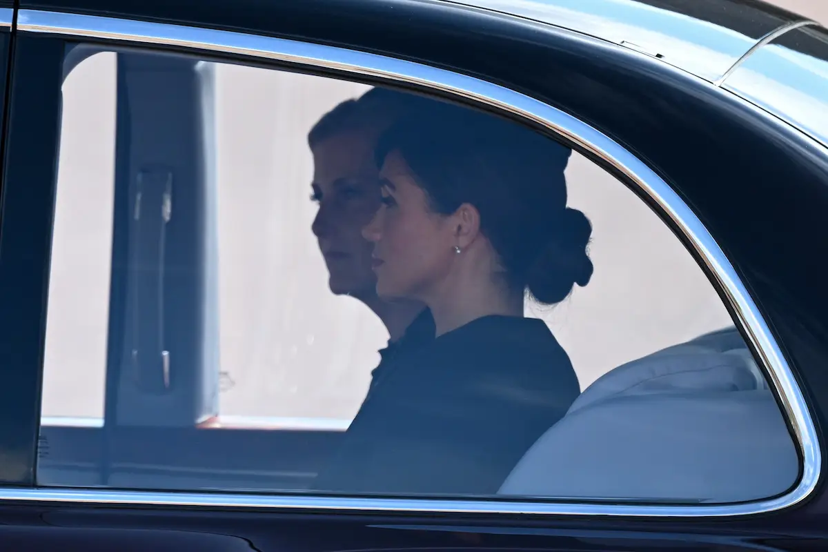 Meghan usa aretes de la reina Isabel