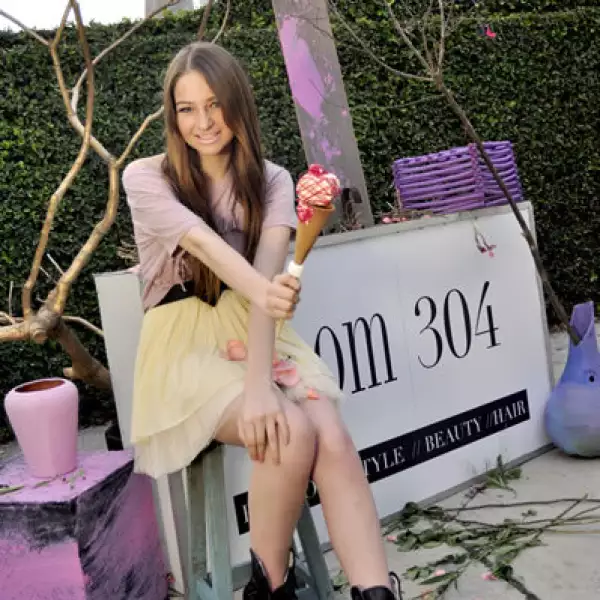 Mallory Caballero en Room 304