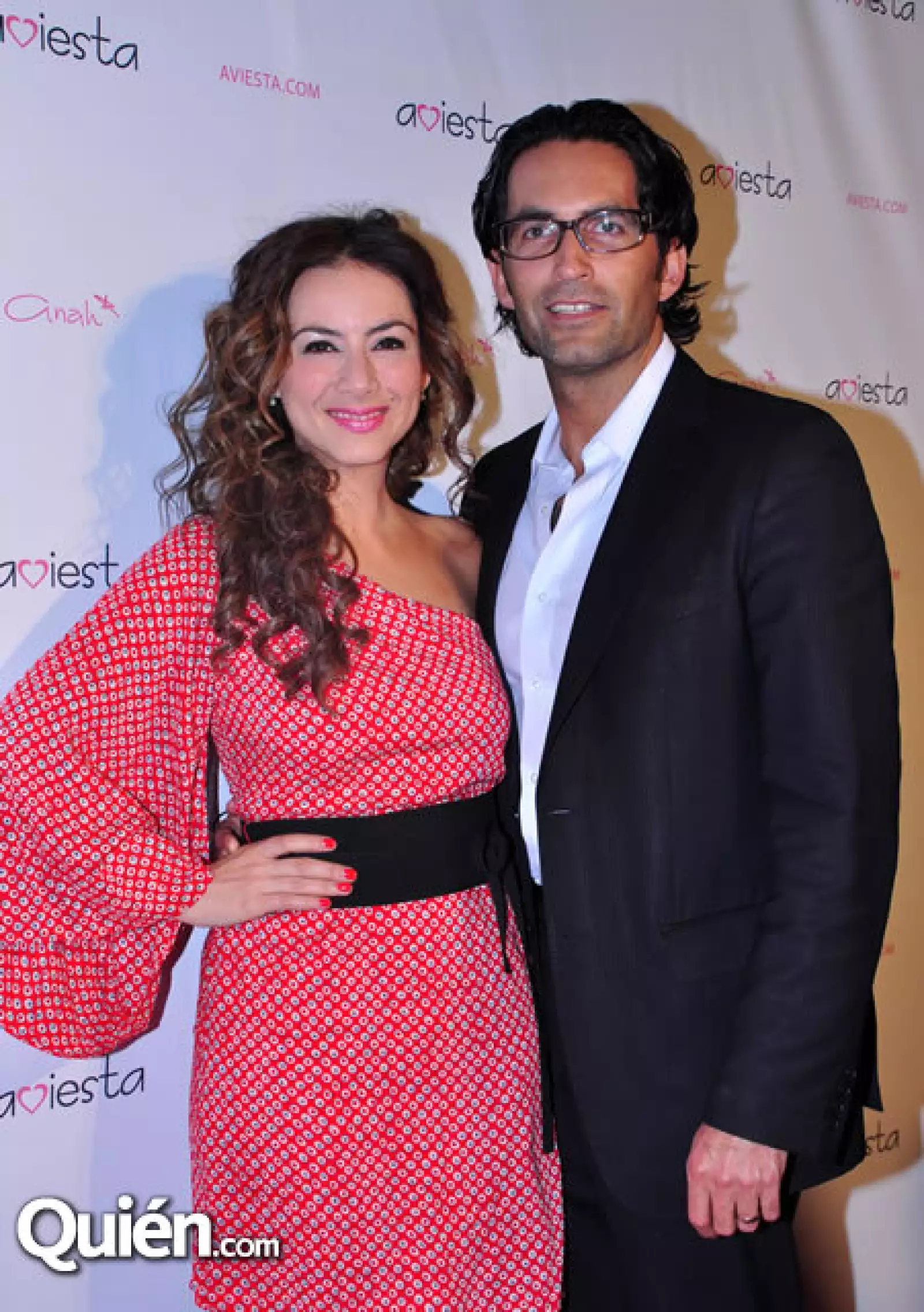 Claudia Lizaldi acompañada de su esposo Eamonn Sean