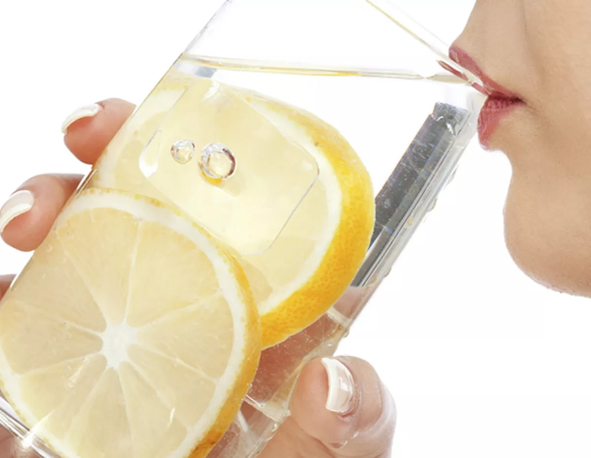 Tomar agua con limón ayuda a mantener la piel sana, evitando arrugas y la aparición de líneas de expresión.