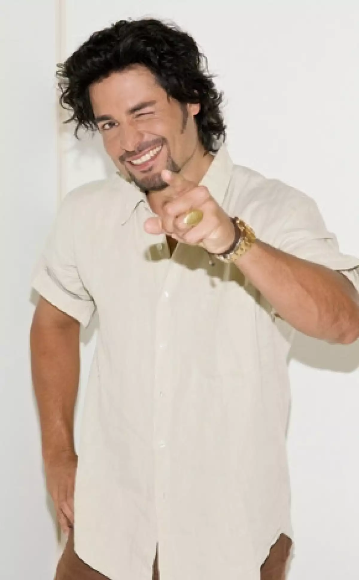 El cantante, en medio de su gira mundial, estará en el puerto para clausurar las festividades programadas en 2010.