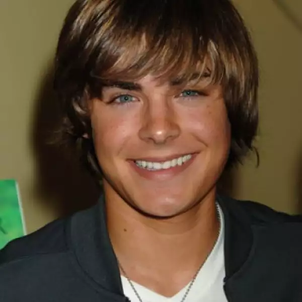 (2006. 19 años) En 2007 formó parte del reparto de la adaptación cinematográfica del musical `Hairspray´, interpretando a `Link Larkin´, en el que compartió créditos con John Travolta, Michelle Pfeiffer, Queen Latifah y Christopher Walken.