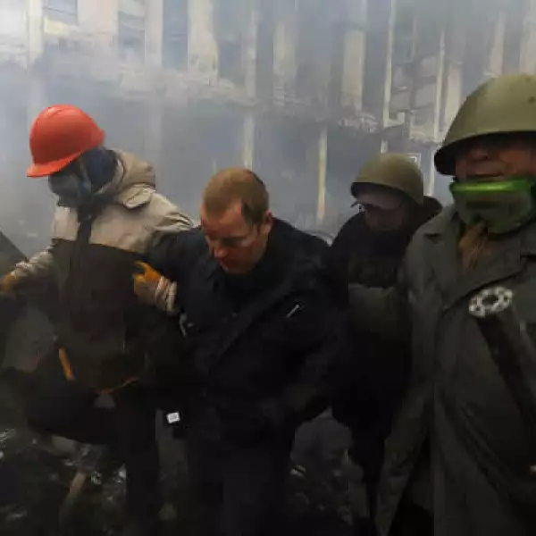 Se registraron tres horas de combates en la Plaza de la Independencia, que fue nuevamente capturada por manifestantes antigubernamentales.