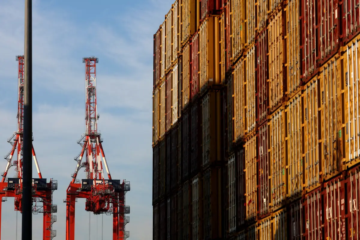 Los contenedores están apilados en la Terminal de Contenedores de Port Newark, ya que los puertos de la Costa Este y el Golfo de EE. UU. reanudaron sus operaciones el viernes después de que los trabajadores portuales sindicalizados llegaran a un acuerdo laboral tentativo con un grupo de empleadores para un nuevo contrato, poniendo fin a una huelga de tres días en Newark, Nueva Jersey, EE. UU., el 4 de octubre de 2024.