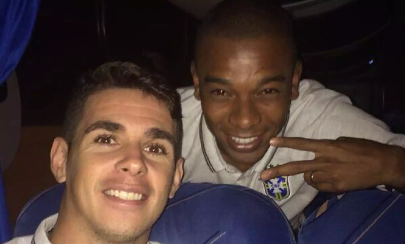 El brasileño Oscar posa junto a Fernandinho en el autobús de la selección de Brasil.