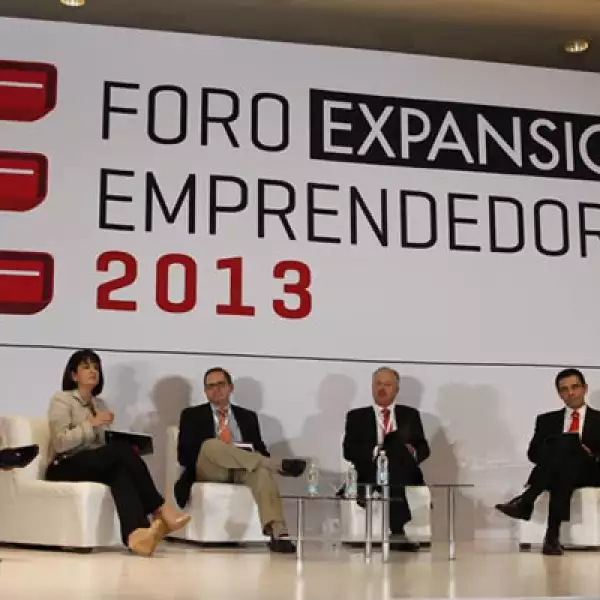 Los participantes de la segunda mesa del Foro Expansión Emprendedores 2013 ‘ Innovar. ¿La misión imposible en México?’ cuestionan las políticas públicas y el clima de negocios en México para impulsar a los emprendedores.