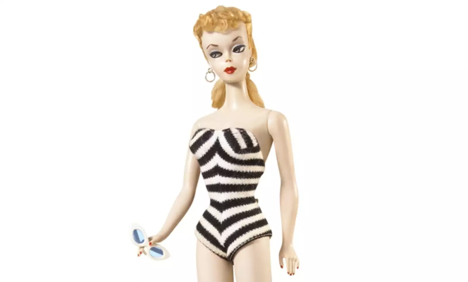 La primer Barbie salió a la luz durante la Feria del Juguete en la Ciudad de Nueva York y valía 3 dólares de ese tiempo. La muñeca reflejaba el glamour sofisticado de las estrellas de los 50 como Marilyn Monroe. Monroe