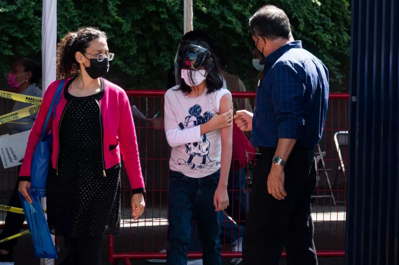 Niñas, niños y adolescentes continúan acudiendo a la Biblioteca Vasconcelos para recibir la primer dosis contra Covid-19