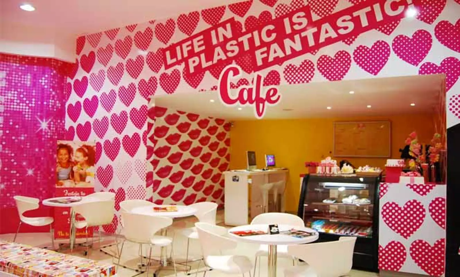 Como servicio adicional, esta tienda ofrece celebrar su cumpleaños en tres paquetes: rockera, fashionista y princesa, cada uno con estilos, actividades y características diferentes.