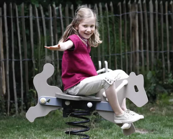 Elisabeth de Bélgica, de sólo 12 años, fue amenazada de secuestro por medio de una carta dirigida a un diario belga. Ya se toman medidas extremas de supervisión de la pequeña.