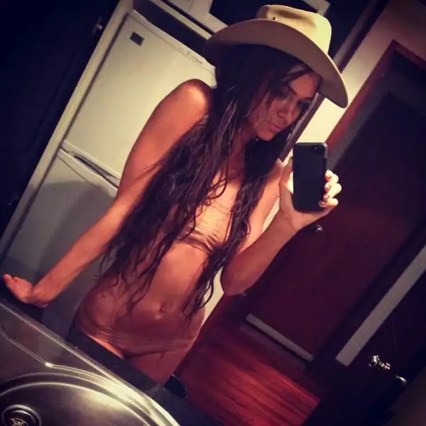 Esta es una de las fotos más engañosas, pues da la impresión de estar sin ropa, pero no se preocupen. Todo fue para una campaña en Australia.