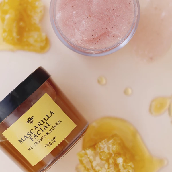 mascarilla-facial-abeja-reina-marca-mexicana-cuidado-personal-miel-orgánica-apícultura-productos-skincare-piel-belleza-linea-medio-ambiente-fuente-natural.jpg