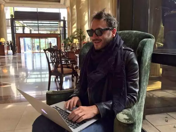 Aún esperando en el hotel, Chui no pierde el estilo.