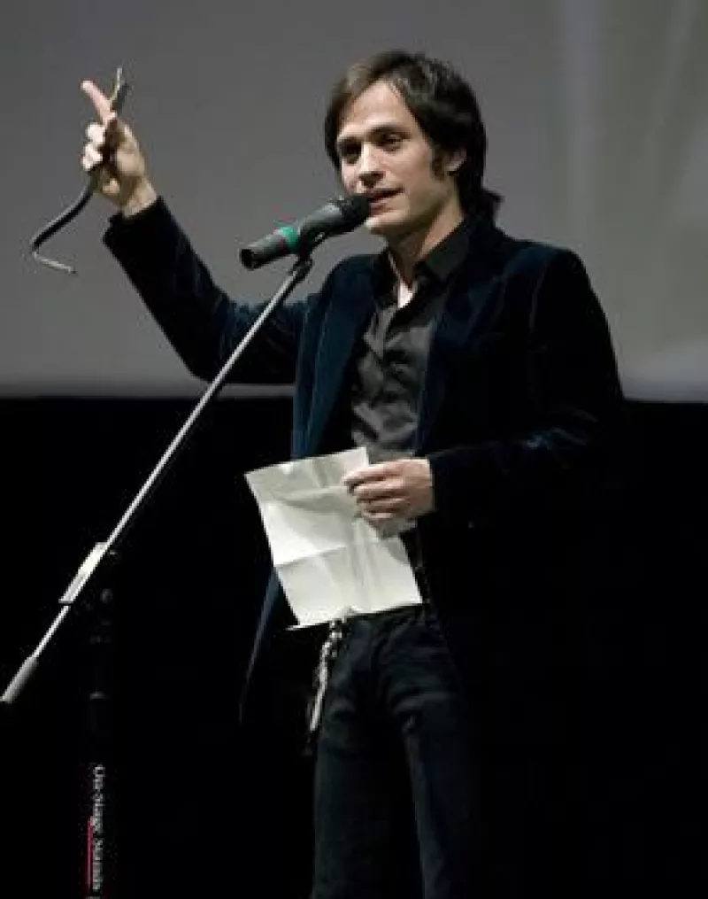 El actor mexicano dedicó el reconocimiento a su abuela, en una emotiva ceremonia frente a su familia.