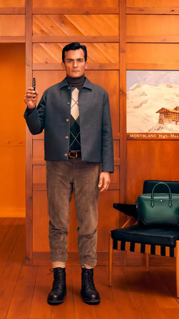 hombre sujetando una pluma estilográfica.