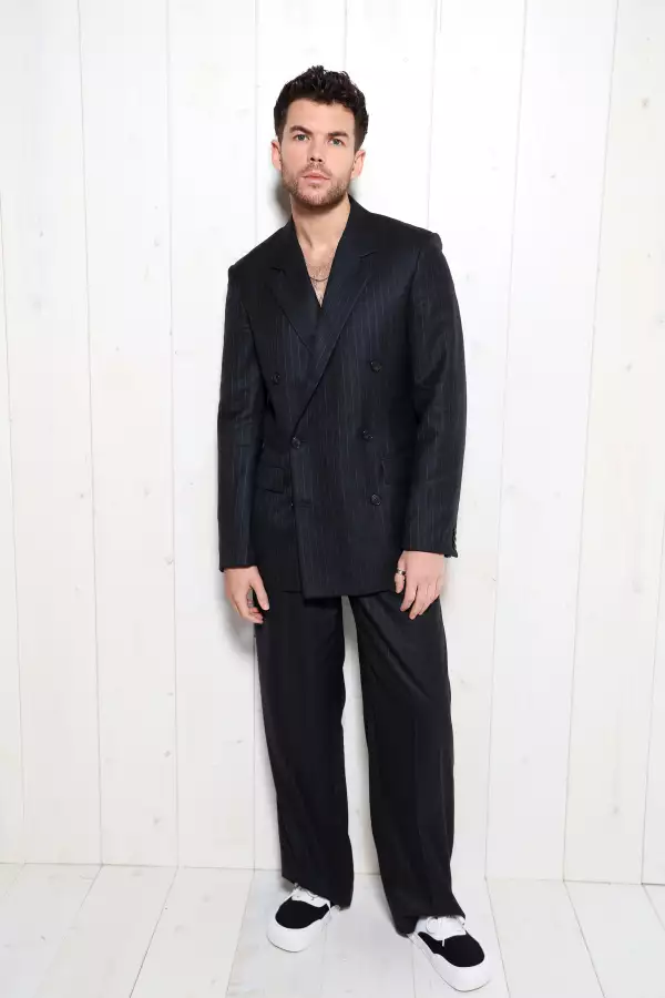 Luke Newton en el desfile de Loewe Menswear Spring/Summer 2025