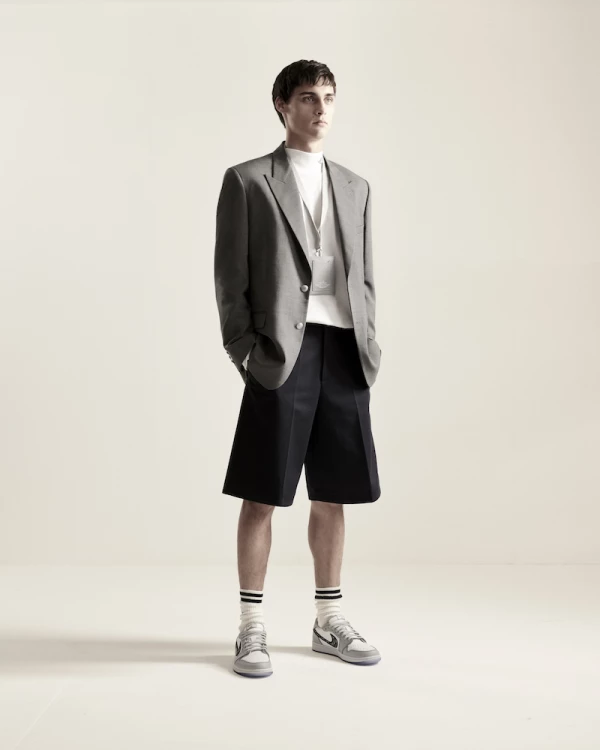 DIOR_MEN_SUMMER_2020_THE AIR JORDAN 1 HIGH OG DIOR SNEAKERS_©BRETT LLOYD_4