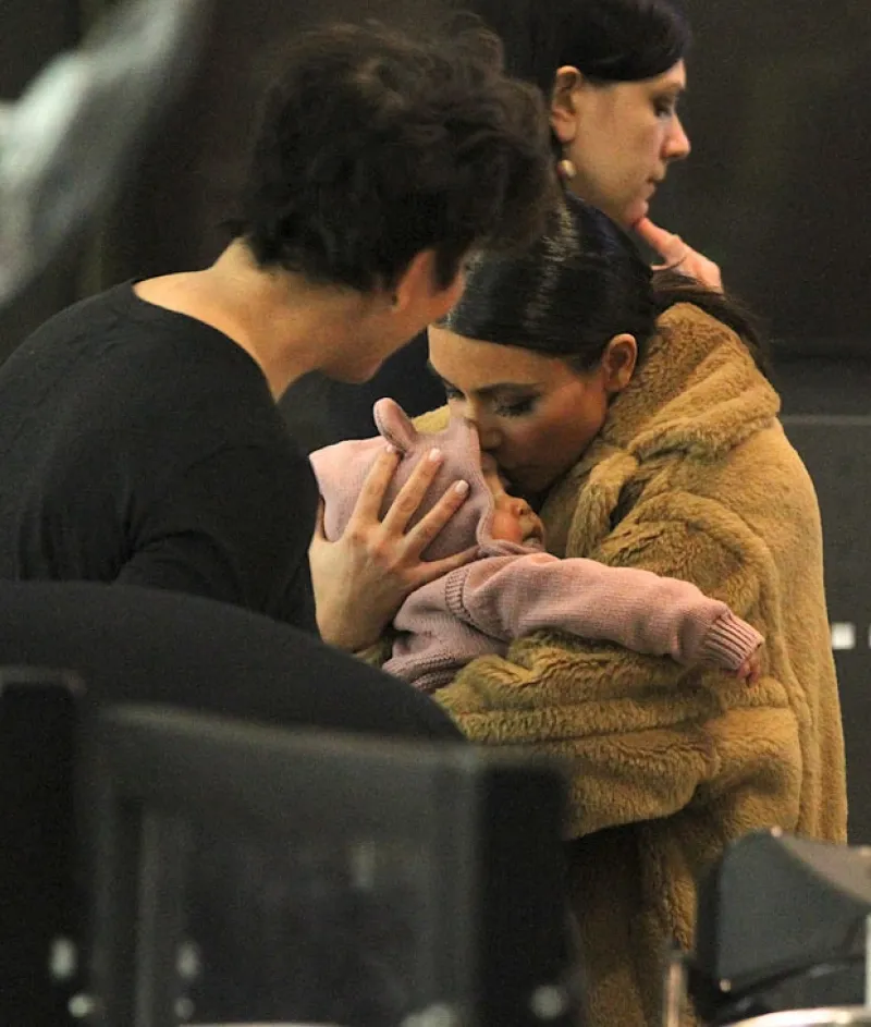 La estrella de televisión fue vista en compañía de su bebé y de Kris Jenner en el aeropuerto de Nueva York. El trío viajó a Viena donde Kim fue contratada para ir en un "date" con un millonario.