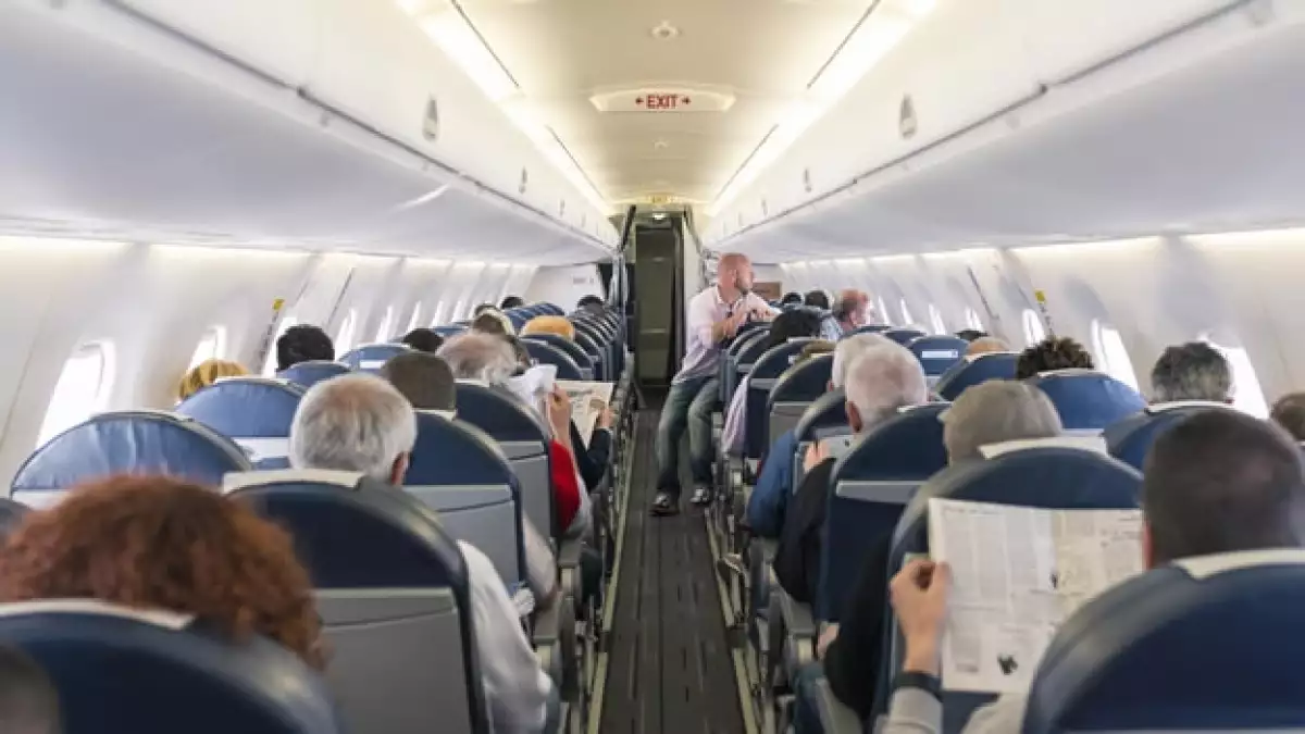 Mexicano es condenado a 18 meses de prisión por saltar de avión en EU