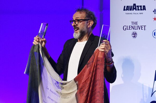 El chef italiano aceptando el premio otorgado por los Mejores Restaurantes