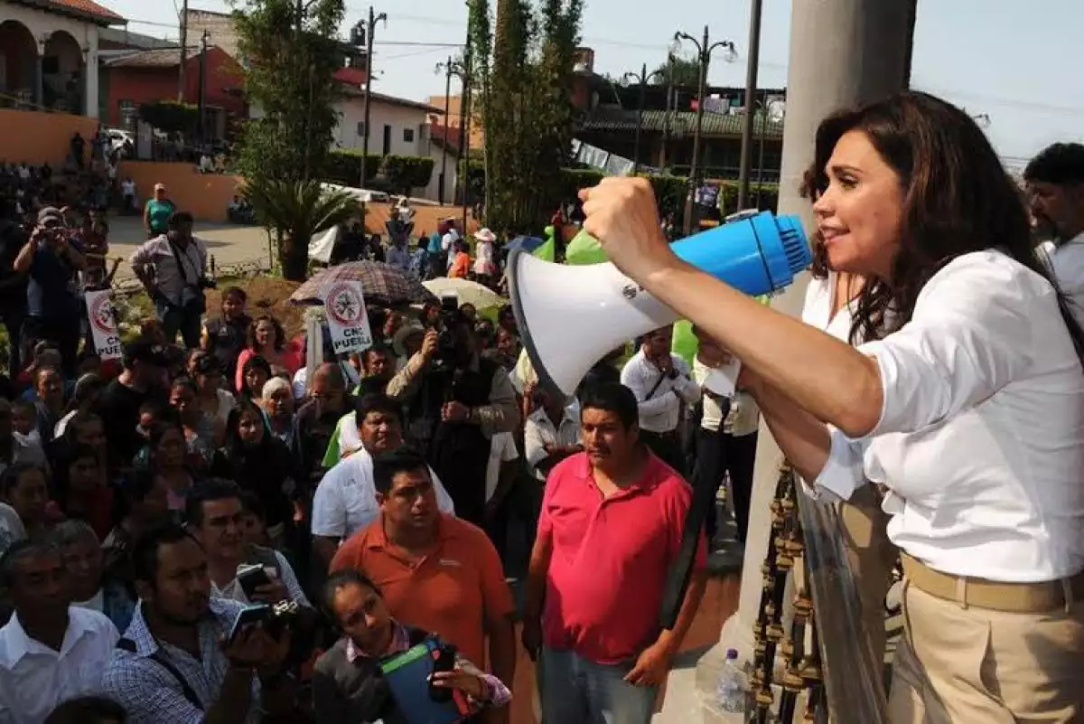 Blanca Alcalá ‘tomó' el zócalo del municipio de Xiutetelco por la negativa de espacios públicos para realizar mítines.