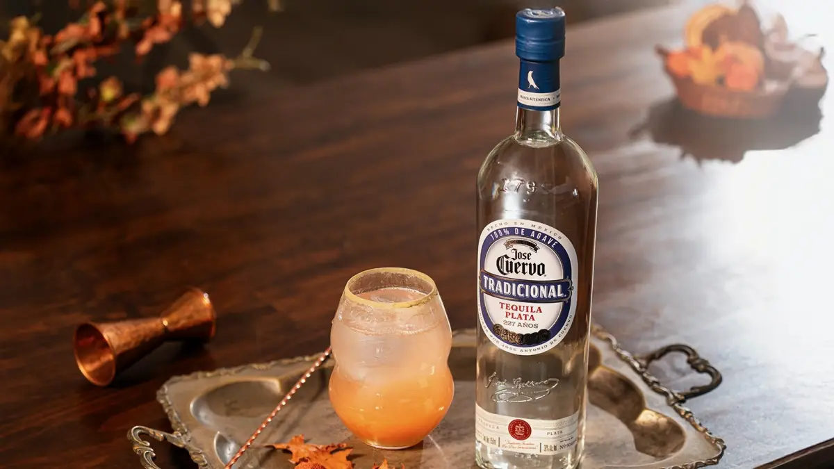 Cuervo sufre por la caída del boom del tequila, pero no es el único problema que le pega en México. En la imagen se observa una botella de José Cuervo tradicional plata, un cóctel preparado todo dentro de una charola plateada. 