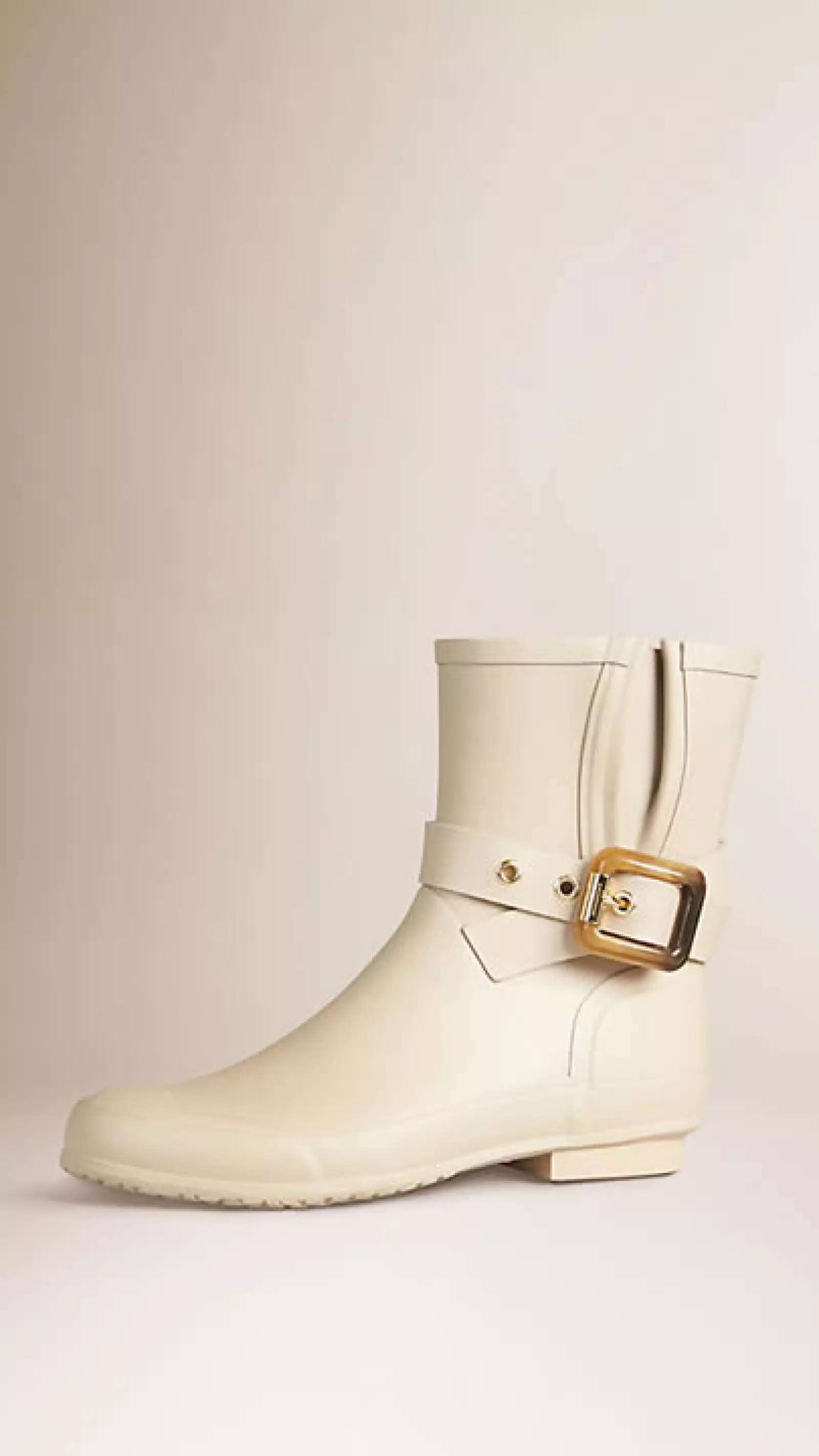 La opción en color hueso de Burberry nos encanta para darle un toque atrevido a tu look. Aún así, la hebilla de otorga el lado clásico a tu outfit.