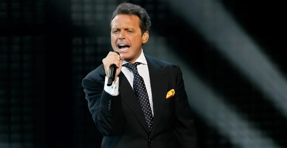 Luis Miguel cantando en concierto.