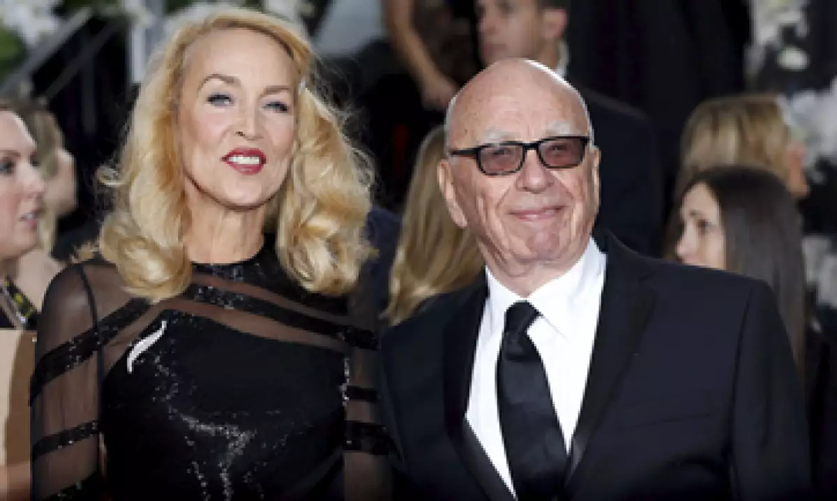 Rupert Murdoch y Jerry Hall, durante la 73ª ceremonia de los Globos de Oro. (Foto: Reuters)