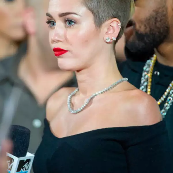 Los peinados raros también se convirtieron un algo parte de su look.