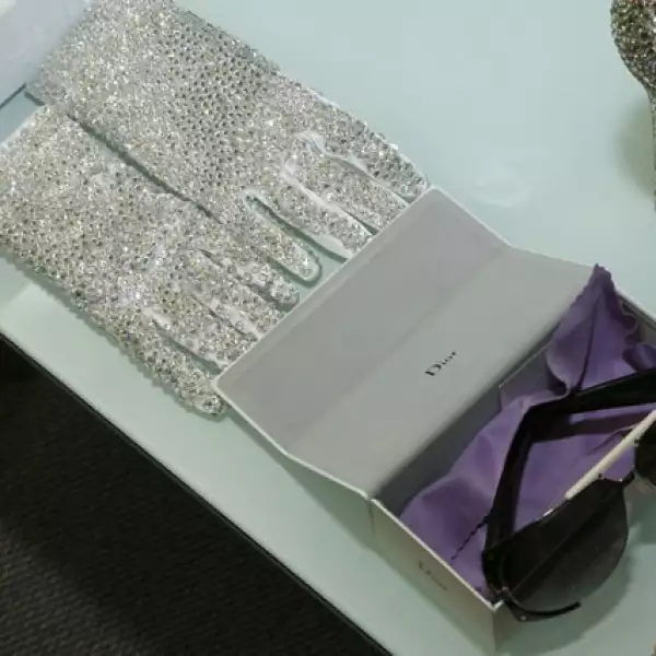 Los lentes y guantes que formaron parte del vestuario para la presentación.