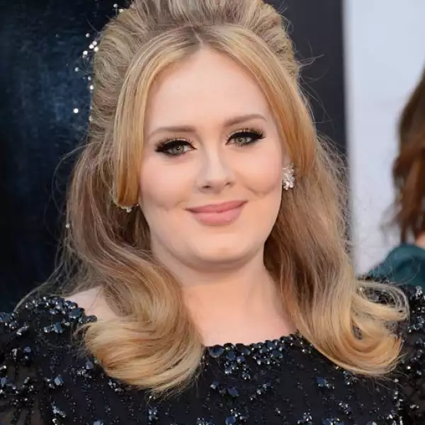 La cantante Adele es sin duda es una de las famosas que aparenta más edad pues, aunque solo tiene 26, su rostro y maquillaje hacen que luzca 10 años más grande.