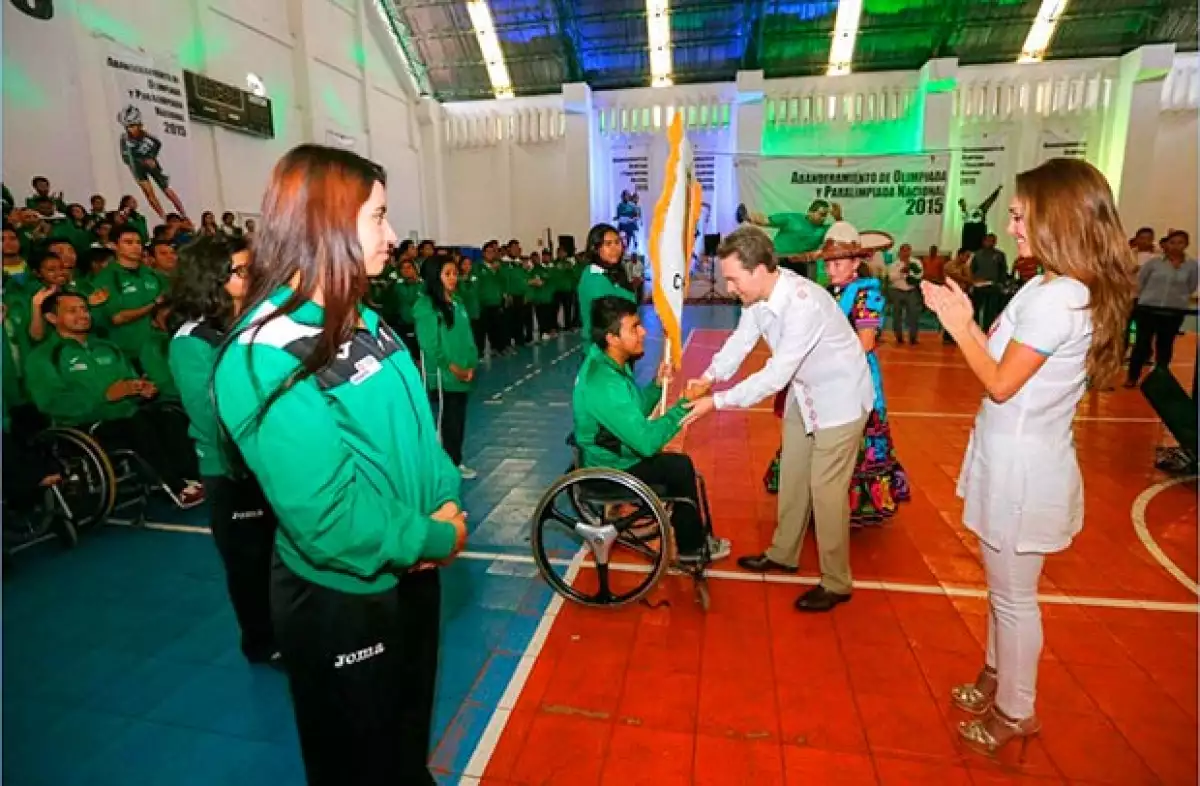 Abanderamos a la delegación de atletas chiapanecos que competirán en la Olimpiada y Paralimpiada Nacional 2015, explicó el gobernador.