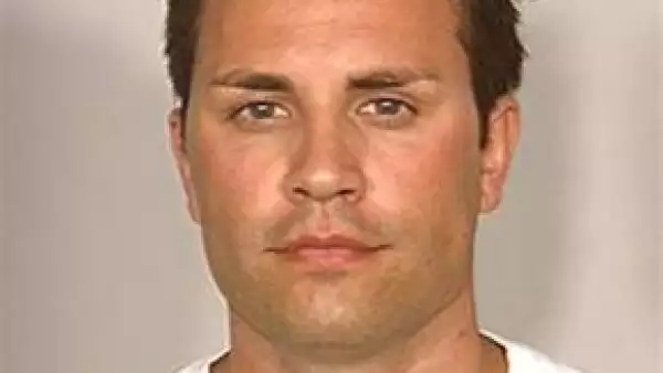 Ryan Alexander Jenkins fue acusado de homicidio por la muerte de su ex esposa, dijeron fiscales del condado de Orange, mientras la policía canadiense lo busca luego de que al parecer cruzó la frontera