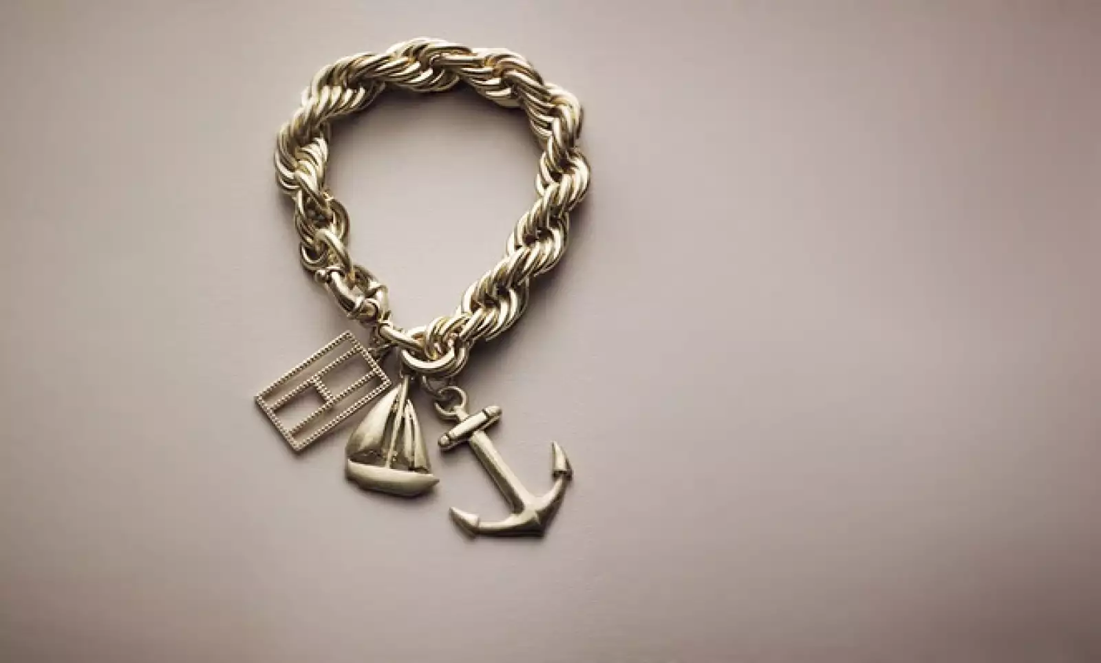 Pulsera unisex, con distintivos navales en oro amarillo.