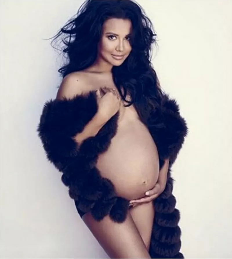 La actriz mostró su baby bump de seis meses en una sesión de fotos en la que aparece prácticamente sin ropa.