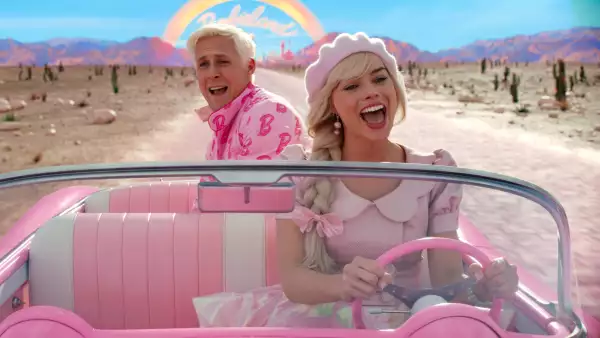 Margot Robbie en una escena de la película Barbie, que se estrena en julio de 2023.