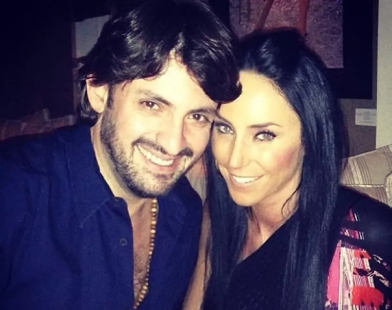 El novio de la conductora, Víctor Manuel Álvarez, le dio el anillo de compromiso este fin de semana durante una cena muy romántica.